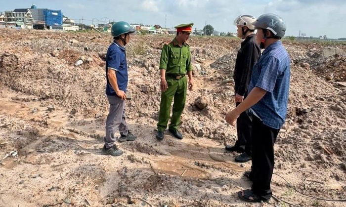  Lực lượng Công an xã phối hợp cơ quan chức năng kiểm tra hiện trường, xác minh hành vi đổ chất thải xây dựng tại khu vực dự án. Ảnh: Công an TP. Đồng Nai 