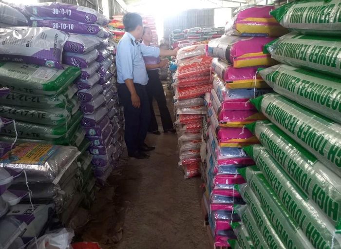  Lực lượng quản lý thị trường kiểm tra các sản phẩm phân bón lưu thông, kịp thời phát hiện và xử lý các hành vi vi phạm. Ảnh: Đội QLTT số 6 