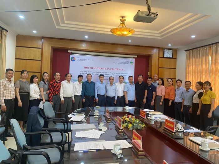 Các đại biểu chụp ảnh lưu niệm sau hội thảo.