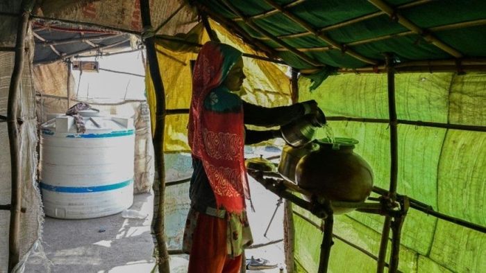 Nữ thợ muối tích trữ nước bên trong túp lều đơn sơ ở vùng Little Rann of Kutch thuộc bang Gujarat, Ấn Độ. (Ảnh: AFP)