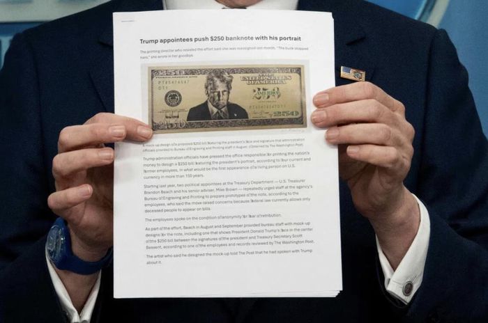Hình ảnh tờ tiền mệnh giá 250 USD in hình Tổng thống Donald Trump. (Ảnh: Getty)