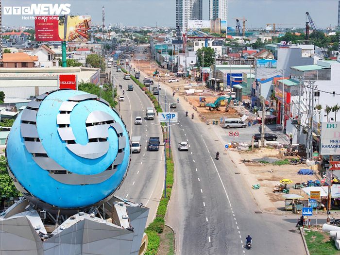 Riêng hơn 500 m qua khu vực phường Bình Hòa đang tiếp tục thi công mặt đường, vỉa hè và hoàn thiện dải phân cách cứng theo hướng TP.HCM - Đồng Nai.