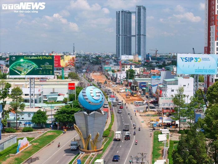 Tại công trường đoạn cổng chào Vĩnh Phú, các đơn vị thi công đang huy động nhân lực, máy móc hoàn thiện những hạng mục cuối cùng để đưa dự án về đích đúng tiến độ.