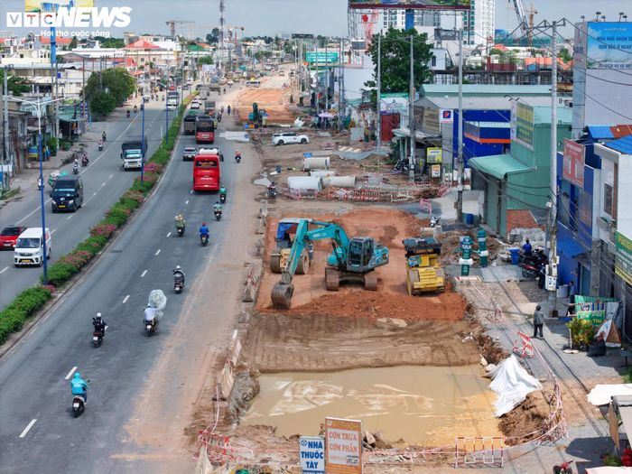 Tấp nập thi công quốc lộ 13. 