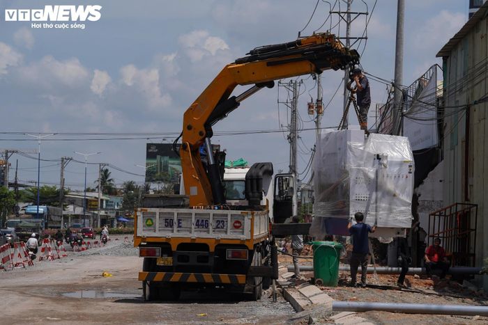 Bà Nguyễn Thanh Tuyền, kinh doanh nội thất dọc quốc lộ 13 cho biết, quá trình thi công từng ảnh hưởng đến việc buôn bán nhưng người dân đồng tình vì tuyến đường ngày càng thông thoáng. “Trước đây tuyến đường này thường xuyên ùn ứ, nhất là xe tải hạng nặng. Nay đường rộng hơn, lưu thông thuận lợi nên người dân rất phấn khởi. Khi hoàn thành đồng bộ, việc đi lại và kinh doanh sẽ thuận tiện hơn”, bà Tuyền chia sẻ.