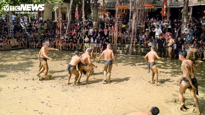 Các "quân cầu" thi đấu quyết liệt với tinh thần thượng võ, ý chí đoàn kết và khát vọng về cuộc sống no đủ, mùa màng bội thu của người dân địa phương.