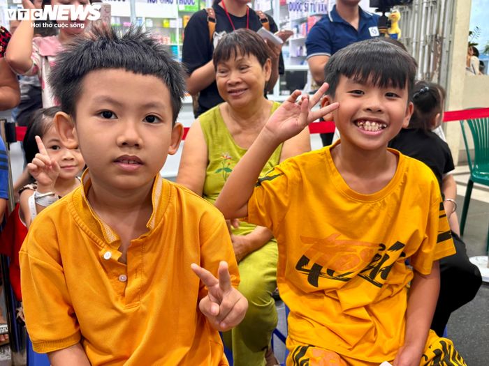 Nụ cười rạng rỡ của các bệnh nhân nhí tại khu vực nhận quà.