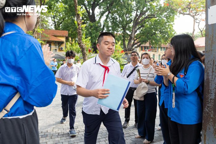 Các sĩ tử chủ động tra cứu thông tin phòng thi và kiểm tra kỹ số báo danh trước giờ làm thủ tục.