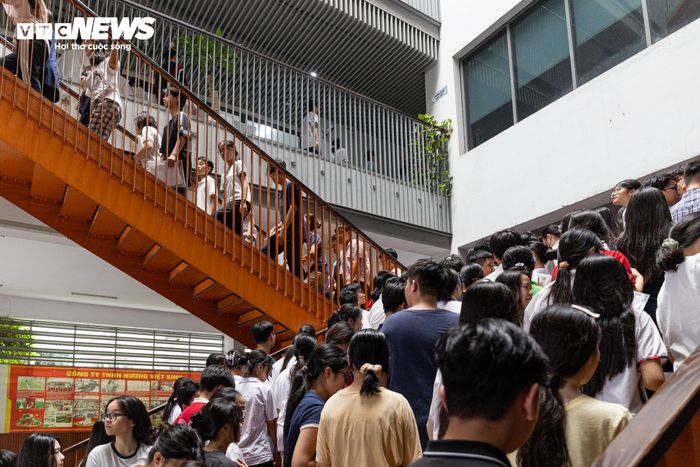 Đúng 9h, các thí sinh lần lượt vào phòng thi để nghe phổ biến quy chế thi.