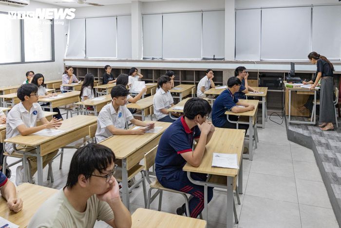 Theo lịch thi của Sở GD&amp;ĐT Hà Nội, sáng 30/5, thí sinh làm bài thi môn Ngữ văn trong 120 phút. Chiều cùng ngày, thí sinh thi môn Ngoại ngữ theo hình thức trắc nghiệm khách quan với thời gian 60 phút. Sáng 31/5, thí sinh tiếp tục dự thi môn Toán, thời gian làm bài 120 phút. Đối với hệ chuyên, thí sinh sẽ thi môn chuyên vào ngày 9/6 với thời gian làm bài 150 phút. 