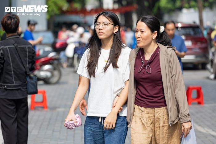 “Dù khá lo lắng cho con trước kỳ thi, nhưng ở những thời điểm quan trọng thế này, tôi luôn động viên con giữ tâm lý thoải mái, tự tin để đạt kết quả tốt nhất”, một phụ huynh nói.