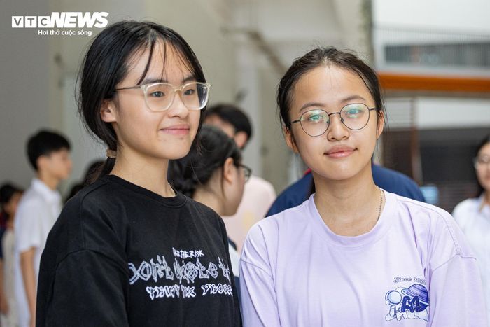 Với Hà Vi, học sinh Trường THCS Nguyễn Tất Thành, đăng ký nguyện vọng 1 vào THPT Phan Đình Phùng, áp lực thi cử bắt đầu tăng lên rõ rệt khi kỳ thi cận kề. Nữ sinh chia sẻ những ngày trước em khá thoải mái, nhưng đến tối qua thì cảm giác hồi hộp xuất hiện. “Tối qua em ăn cũng thấy nghẹn cơm”, Hà Vi nói. Để giữ tâm lý ổn định trước kỳ thi, Hà Vi cho biết từ hôm nay sẽ tạm gác việc học, cất sách vở để nghỉ ngơi và thư giãn. Tối trước ngày làm thủ tục, em chỉ đọc lại bài nhẹ nhàng thay vì học thêm để tránh tạo áp lực cho bản thân.