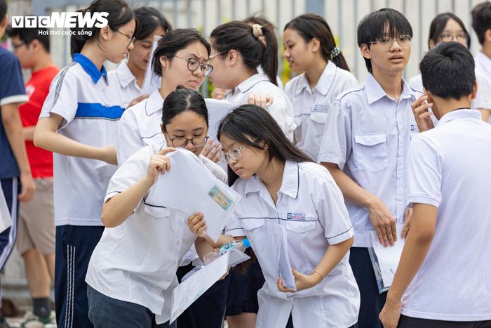 Theo Sở GD&amp;ĐT Hà Nội, đề thi được xây dựng bám sát Chương trình giáo dục phổ thông 2018, chủ yếu thuộc kiến thức lớp 9, bảo đảm phù hợp với học sinh nhưng vẫn có tính phân hóa để phục vụ công tác tuyển sinh.