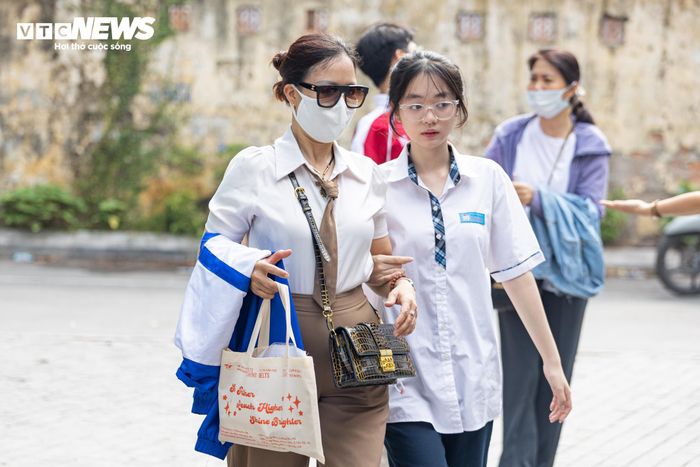 Trong sáng nay, nhiều thí sinh được bố mẹ đưa tới các điểm thi để làm thủ tục dự thi.
