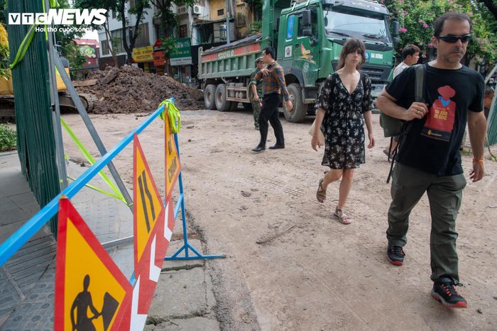 Lực lượng chức năng bố trí biển báo, hướng dẫn từ xa để điều tiết xe sang các tuyến thay thế nhằm giảm áp lực giao thông khu vực công trường.