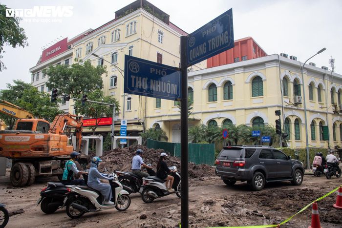 Theo Sở Xây dựng Hà Nội, các hạng mục tại nhiều nút giao sẽ được tổ chức thi công liên tục cả ngày lẫn đêm nhằm bảo đảm tiến độ hoàn thành trước cao điểm mùa mưa.