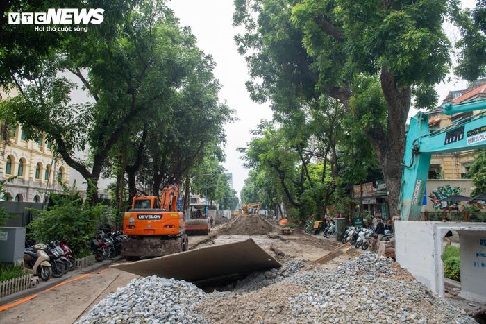 Tại khu vực nút giao Phan Chu Trinh - Hàm Long - Hàn Thuyên - Lò Đúc - Lê Văn Hưu, hàng rào tôn được dựng tại khu vực trung tâm nút giao để phục vụ thi công. Hà Nội đồng thời điều chỉnh tổ chức giao thông một chiều đối với ô tô trên phố Lê Văn Hưu theo hướng đi từ nút giao trên tới phố Thi Sách.