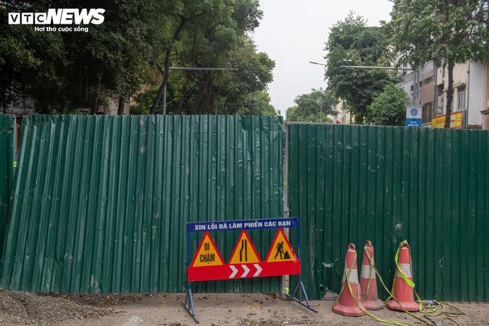 Trong khi đó, tại nút giao Trần Nhân Tông - Nguyễn Đình Chiểu, phương án phân luồng tạm thời cũng được áp dụng. Các phương tiện từ Trần Nhân Tông đi hướng Bà Triệu được phép rẽ trái vào Nguyễn Đình Chiểu, nhưng chiều ngược lại bị cấm rẽ trái vào Trần Nhân Tông để hạn chế xung đột giao thông.
