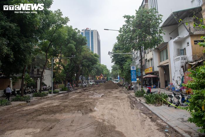 Không chỉ khu vực Quang Trung - Lý Thường Kiệt, thành phố còn triển khai rào chắn thi công tại một số tuyến phố khác như Phan Chu Trinh, Lý Thái Tổ và Lê Lai để xây dựng các tuyến cống mới. 