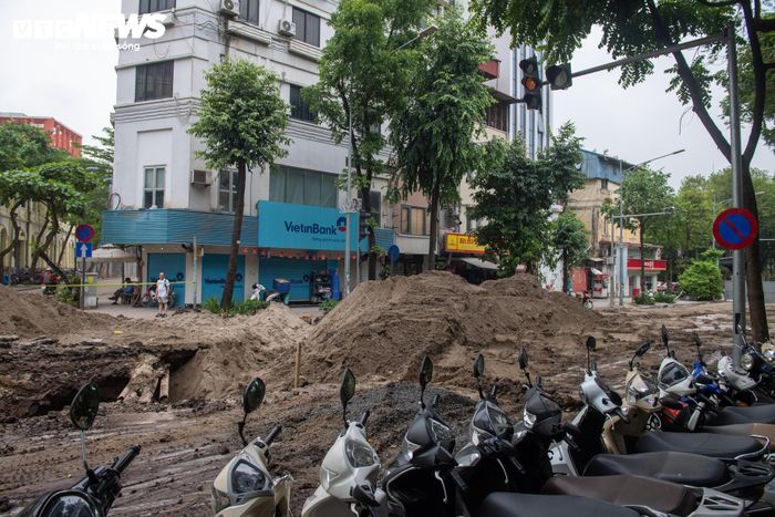 Tại phố Quang Trung, đoạn từ Hai Bà Trưng đến Thợ Nhuộm cũng xuất hiện nhiều điểm rào chắn cố định. 