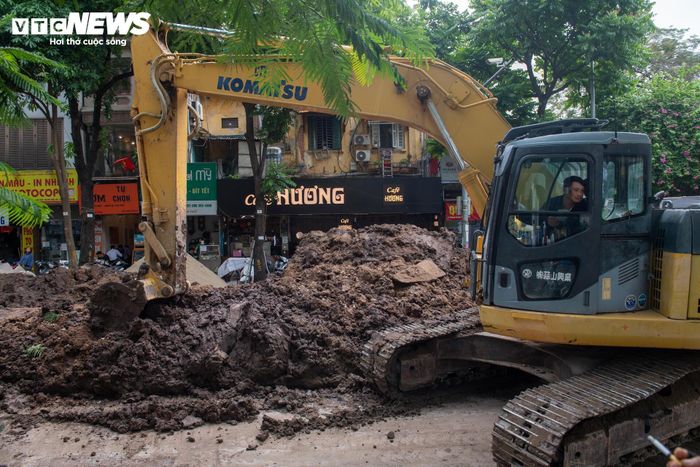 Phần giữa mặt đường Quang Trung được quây kín phục vụ thi công dự án chống ngập.