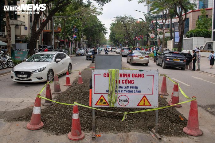 Chị Lê Thu Trang, kinh doanh trên phố Phan Chu Trinh, cho rằng việc thi công liên tục khiến khu vực có thêm bụi và tiếng ồn, nhưng đổi lại người dân kỳ vọng tình trạng úng ngập sẽ được cải thiện trong thời gian tới. “Những hôm mưa lớn, nhiều đoạn ở khu trung tâm ngập khá nhanh nên việc nâng cấp hệ thống thoát nước là cần thiết. Chỉ mong đơn vị thi công bảo đảm an toàn và hoàn trả mặt đường đúng tiến độ”, chị Trang chia sẻ.