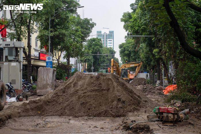Theo thông báo của Sở Xây dựng Hà Nội, dự án triển khai trên địa bàn các phường Hai Bà Trưng, Hoàn Kiếm và Cửa Nam, tập trung xây dựng hệ thống cống thoát nước dọc các tuyến Quang Trung, Quán Sứ, Lý Thường Kiệt cùng một số khu vực lân cận. Thời gian thi công kéo dài từ 23/5 đến hết 15/6/2026.