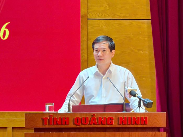 Ông Vũ Quyết Tiến - Phó Bí thư Tỉnh ủy, Chủ tịch UBMTTQ tỉnh Quảng Ninh trình bày báo cáo sơ kết