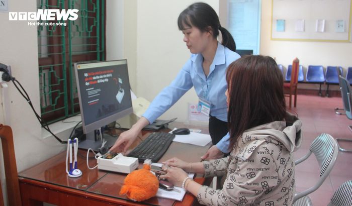 Cán bộ tiếp nhận, hướng dẫn người dân thực hiện dịch vụ hành chính công tại phường Phương Đông, tỉnh Quảng Ninh.