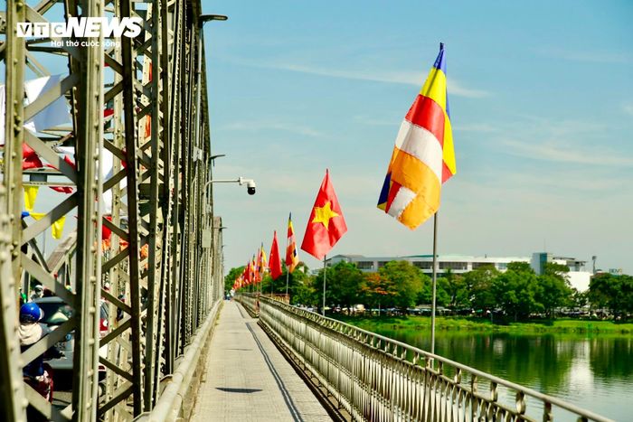 Cờ Tổ quốc, cờ Phật giáo được cắm dày trên các trục đường chính tại TP Huế.