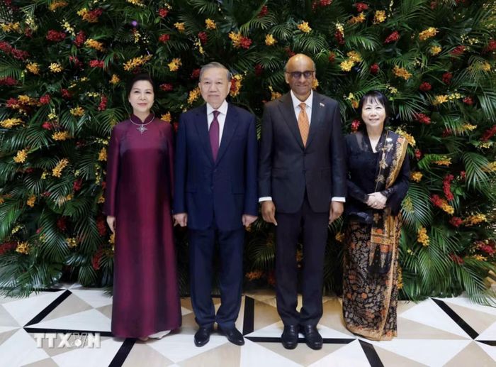 Tổng Bí thư, Chủ tịch nước Tô Lâm và Phu nhân cùng Tổng thống Singapore Tharman Shanmugaratnam và Phu nhân chụp ảnh chung. (Ảnh: Thống Nhất/TTXVN)