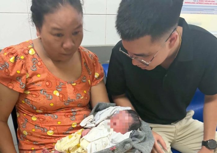 Cháu bé được người dân phát hiện và được đội xe 0 đồng đưa đến Bệnh viện Trung ương Huế kiểm tra sức khỏe.