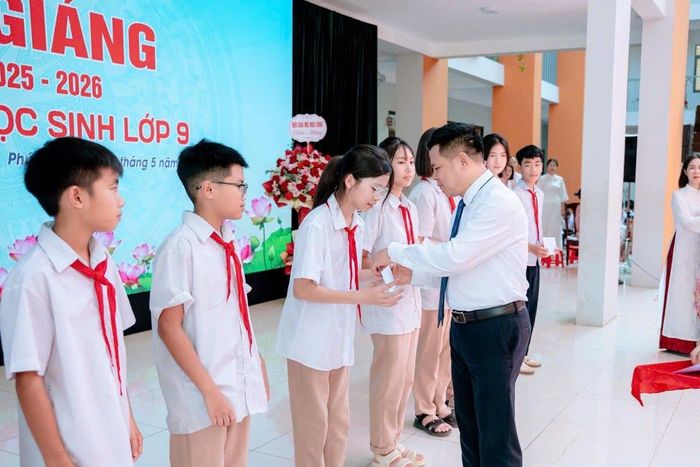 Các đồng chí lãnh đạo xã Phúc Thọ dự lễ bế giảng năm học 2025 - 2026 tại các trường THCS trên địa bàn. Ảnh: PV