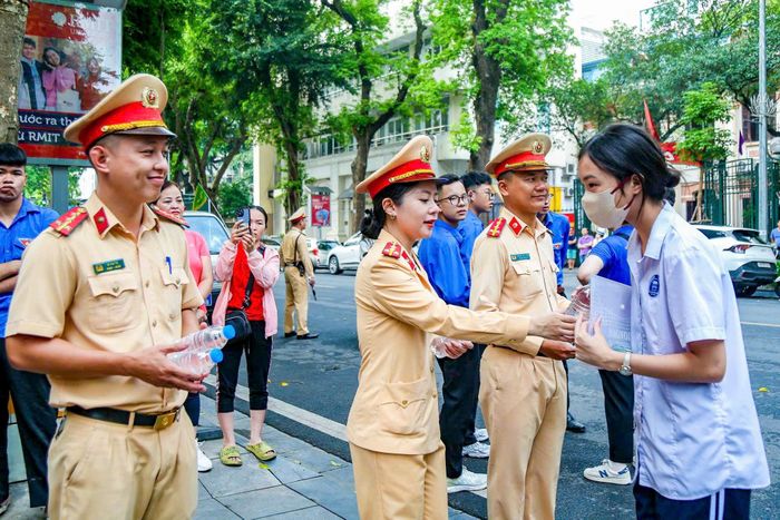 Cảnh sát giao thông Hà Nội tham gia ứng trực, bảo đảm trật tự an toàn giao thông và tiếp sức mùa thi tại kỳ thi vào lớp 10 THPT năm 2025-2026. Ảnh: NT