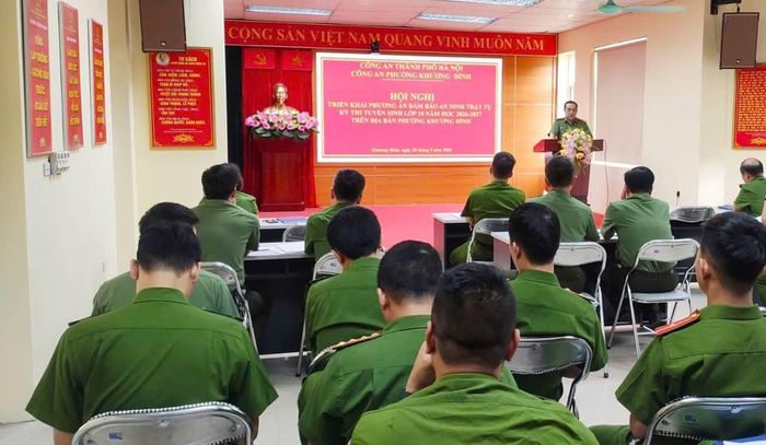 Công an phường Khương Đình đã tổ chức hội nghị triển khai phương án bảo đảm an ninh trật tự phục vụ kỳ thi. Ảnh: TN