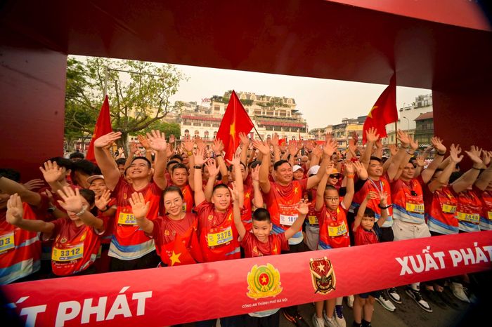 Giải chạy “Nâng bước trí tuệ lần thứ III” thu hút hàng nghìn người tham gia. Ảnh: Công an thành phố Hà Nội