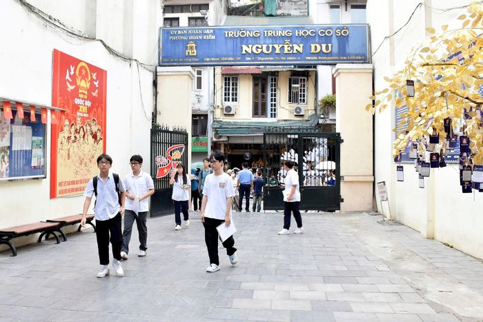Thí sinh phải làm đủ ba bài thi gồm toán, ngữ văn và ngoại ngữ mới đủ điều kiện xét tuyển vào lớp 10 công lập. Ảnh: Phạm Thảo. 