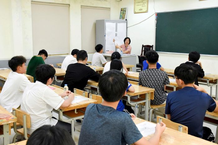 Thí sinh làm thủ tục dự thi lớp 10 tại điểm thi Trường THCS Nguyễn Du (phường Hoàn Kiếm). Ảnh: Phạm Thảo. 
