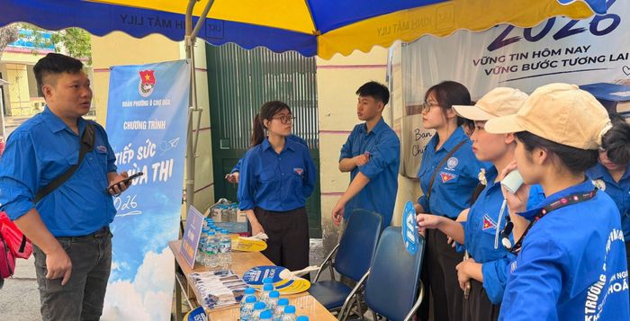 Các lực lượng tình nguyện được phân công nhiệm vụ trước khi triển khai công tác hỗ trợ thí sinh. Ảnh: Võ Giang