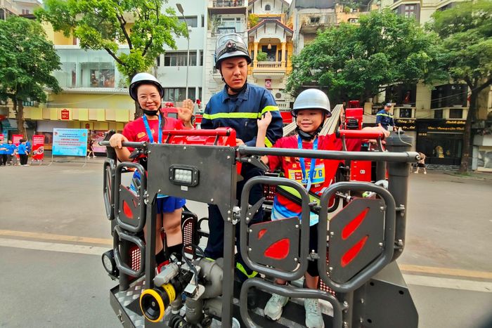 Trải nghiệm cứu hộ bằng xe thang. Ảnh: Công an thành phố Hà Nội