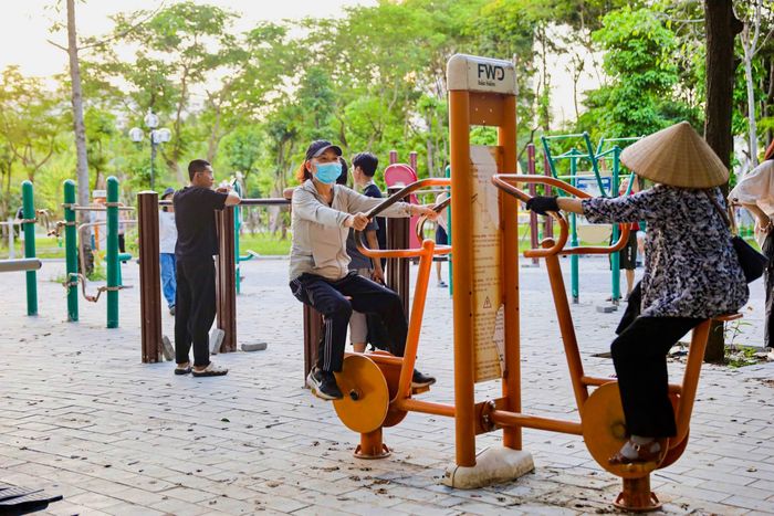 Việc đầu tư phát triển công viên, vườn hoa không chỉ góp phần cải thiện môi trường, giảm áp lực đô thị mà còn tạo nên những điểm đến hấp dẫn, nâng cao đời sống tinh thần cho người dân.