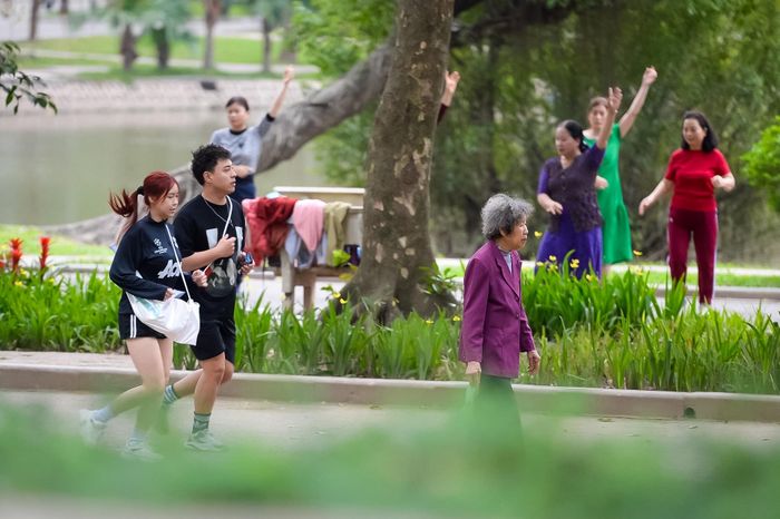 Chủ trương hạ rào công viên đang cho thấy sự thay đổi trong tư duy phát triển đô thị của Hà Nội, khi không gian công cộng được mở rộng và phục vụ người dân tốt hơn.