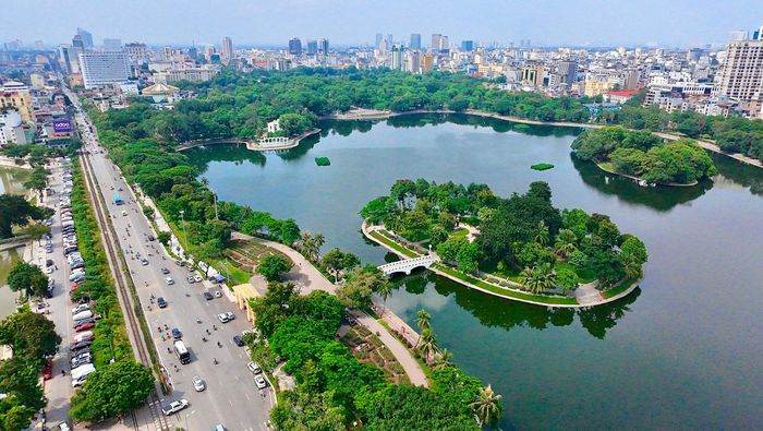 Trong bối cảnh đô thị hóa nhanh, áp lực dân số ngày càng lớn khiến nhu cầu về không gian công cộng, nơi vui chơi, thư giãn và rèn luyện sức khỏe của người dân ngày càng tăng. Thời gian qua, Hà Nội đã đẩy mạnh cải tạo, nâng cấp hàng loạt công viên, vườn hoa theo hướng mở, thân thiện và dễ tiếp cận hơn với cộng đồng.