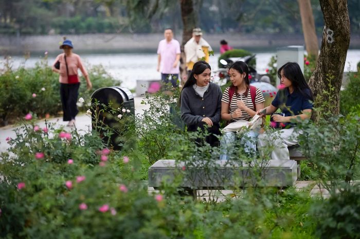 Tại Công viên Thống Nhất, mỗi sáng và chiều có hàng nghìn người dân tới đi bộ, tập thể dục, tham gia các hoạt động văn hóa, thể thao. Nhiều gia đình cũng đưa trẻ em đến vui chơi, tiếp xúc với thiên nhiên thay vì ở trong nhà như trước đây.