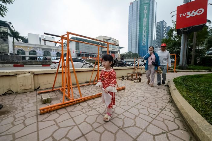 Không gian mở giúp khu vực này trở nên nhộn nhịp hơn, đặc biệt vào buổi sáng và chiều tối. Người dân đến tập thể dục, dạo bộ quanh hồ ngày càng đông. Nhiều gia đình tranh thủ đưa trẻ nhỏ ra vui chơi bởi việc ra vào công viên giờ đây thuận tiện hơn rất nhiều.