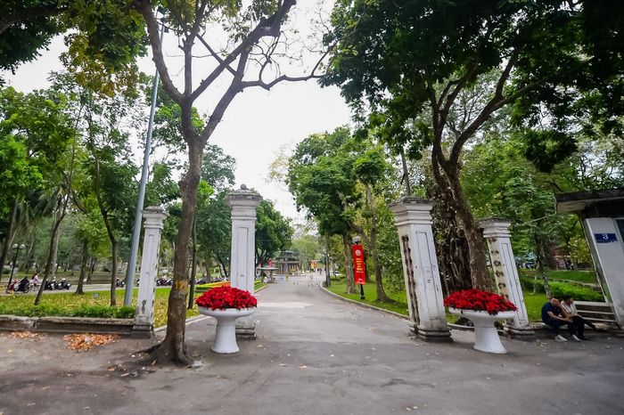 Tại Công viên Bách Thảo (phường Ba Đình, thành phố Hà Nội), sau hơn một tháng tháo dỡ hàng rào, không gian nơi đây thông thoáng hơn. Các lối tiếp cận được mở ra từ nhiều phía, giúp người dân dễ dàng bước vào công viên từ các tuyến phố trung tâm.
