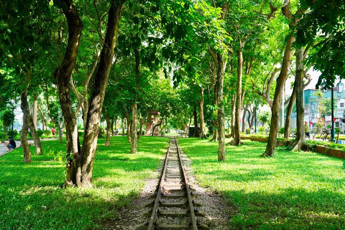 Mới đây, Hà Nội tiếp tục xác định ưu tiên phát triển hệ thống công viên, cây xanh và không gian công cộng trong chiến lược phát triển đô thị bền vững. Thành phố hướng tới xây dựng mạng lưới không gian xanh đồng bộ, kết nối với các hồ nước, di tích lịch sử và không gian văn hóa.