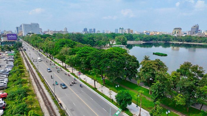 Từ những không gian xanh ấy, mục tiêu xây dựng một Hà Nội đáng sống, văn minh và hạnh phúc đang ngày càng hiện hữu rõ nét. Những khoảng xanh rộng mở giữa lòng thành phố không chỉ giúp cải thiện môi trường sống mà còn trở thành điểm đến quen thuộc, nơi người dân tìm lại sự thư giãn và cân bằng trong nhịp sống hiện đại.