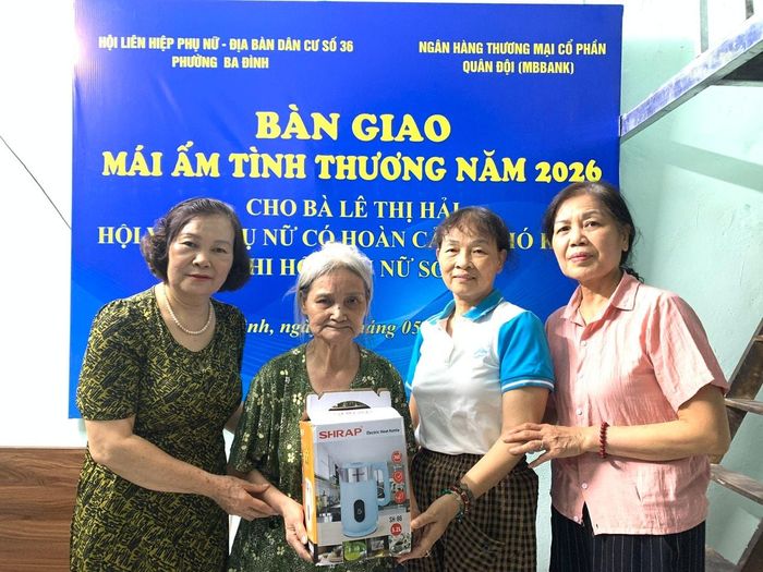 Đại diện chi bộ và Ban công tác cơ sở Tổ dân phố 36 trao quà động viên bà Lê Thị Hải.
