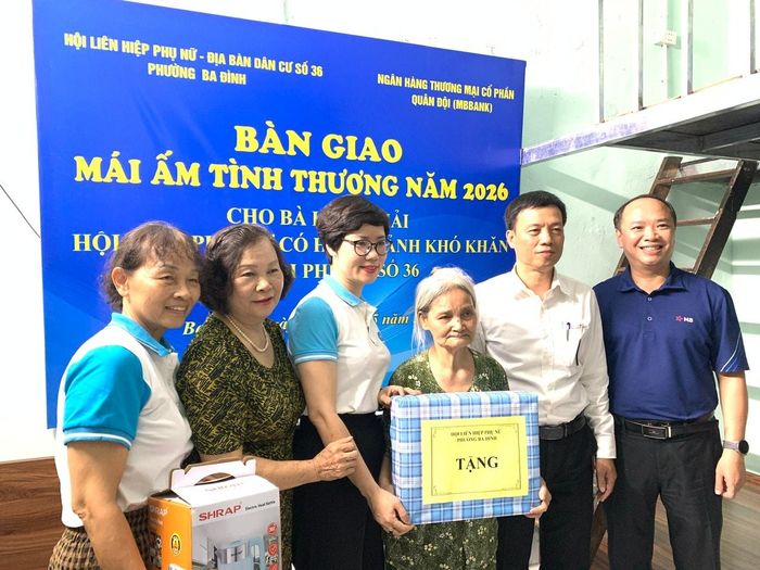Đại diện Ủy ban MTTQ Việt Nam phường Ba Đình, Hội LHPN phường Ba Đình và Ngân hàng TMCP Quân đội trao quà cho bà Lê Thị Hải. Ảnh: PV